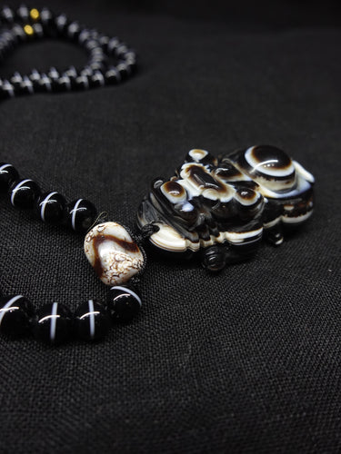 【Unique Item】 Nine-eyed agate snow lion necklace