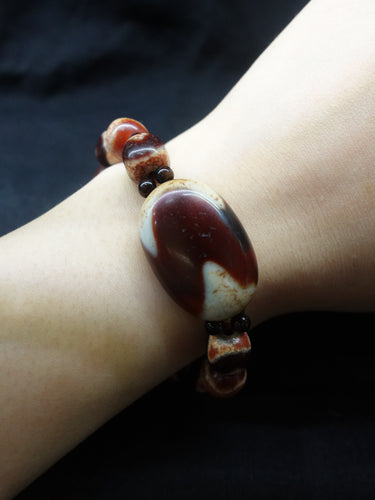 【Unique Item】 Tiger Tooth Bead Flat Bead Bracelet