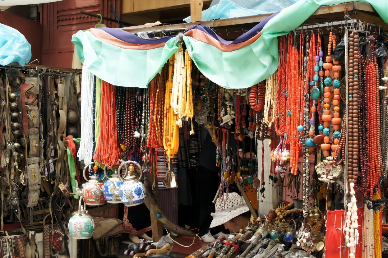 Regal Adornments: Opulent Tibetan Accessories of the Qing Dynasty