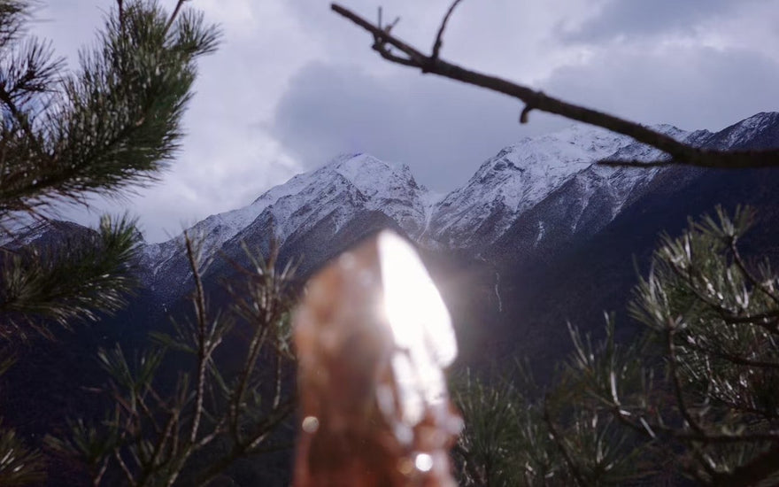 ✨ Worn by the Earth: The Quiet Power of Raw Crystal Jewelry