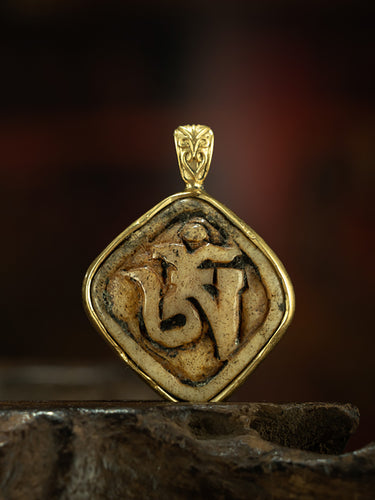 Qing Dynasty Style Om Script Tibetan Ritual Pendant
