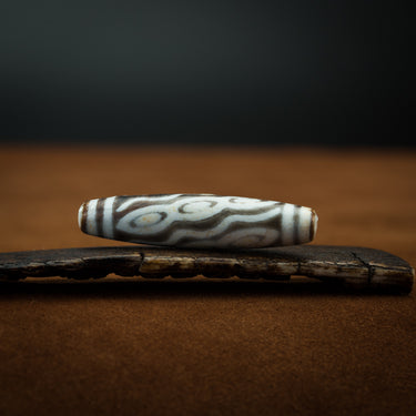 Dragon Eye Dzi Bead Pendant – Unique Nine-Eye Design for Spiritual Protection